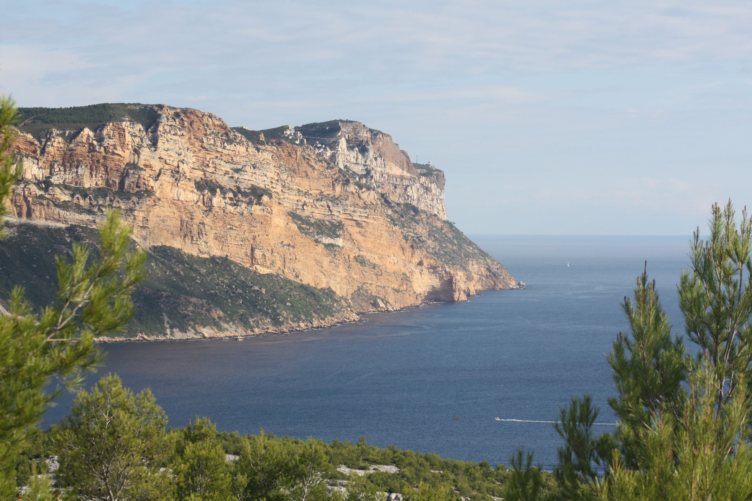 Cap Canaille et falaises ocre au-dessus de la Méditerranée, près de Cassis