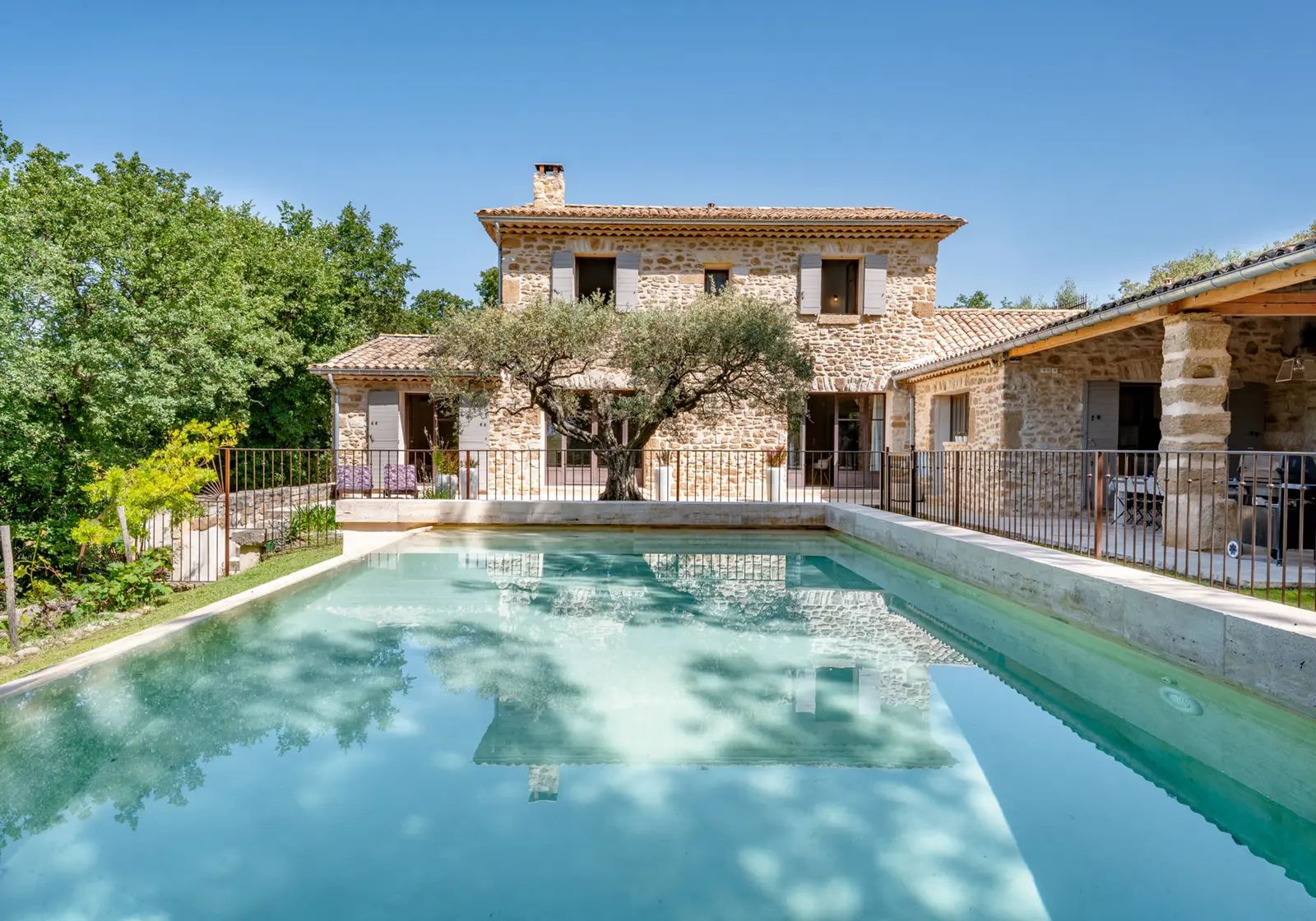 Mas provençal avec piscine entretenue