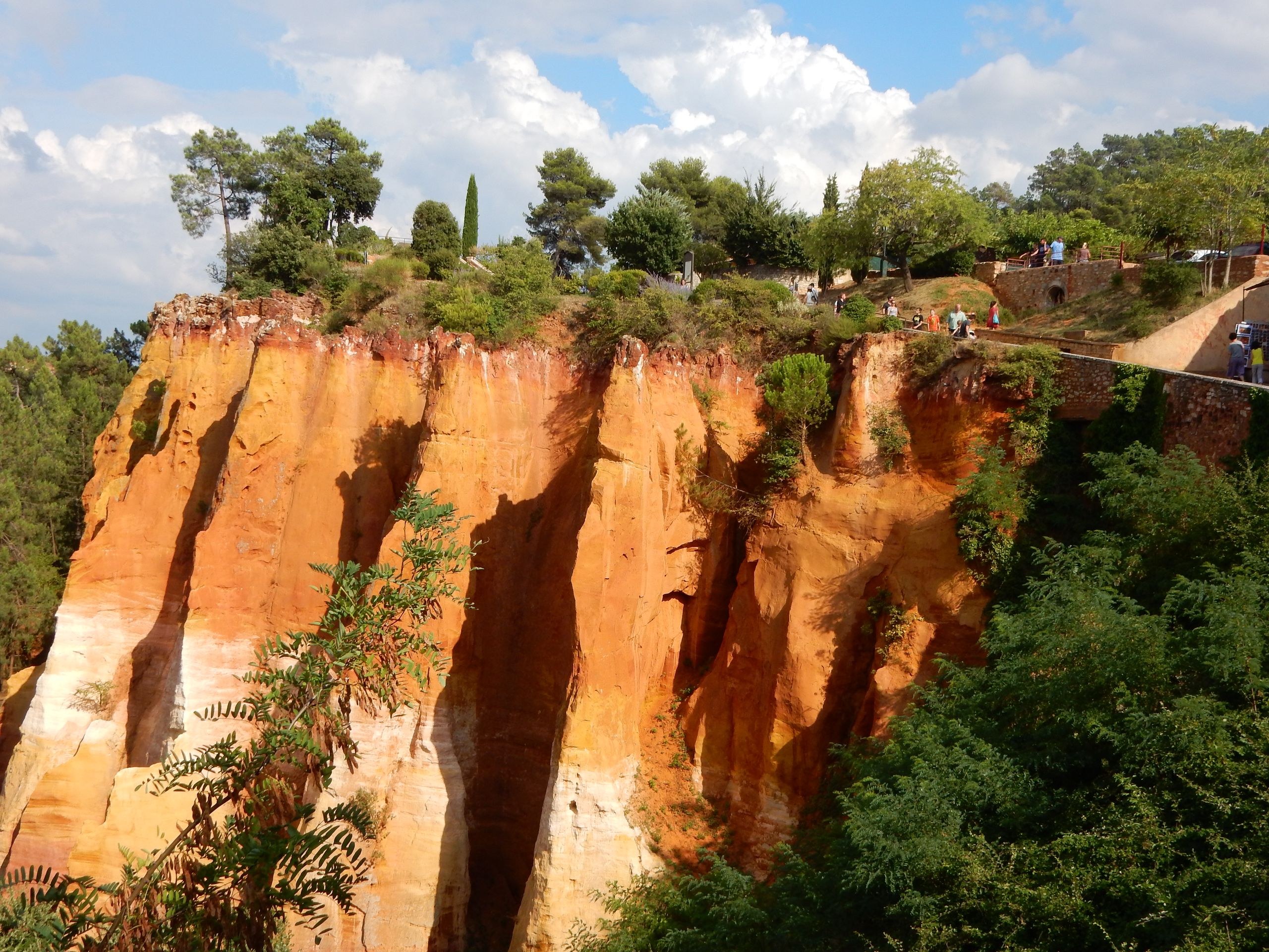 Falaises ocre de Roussillon dans le Luberon